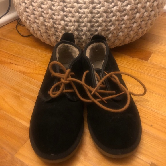 UGG Mens Maksim Suede Shearling Chukka Boots